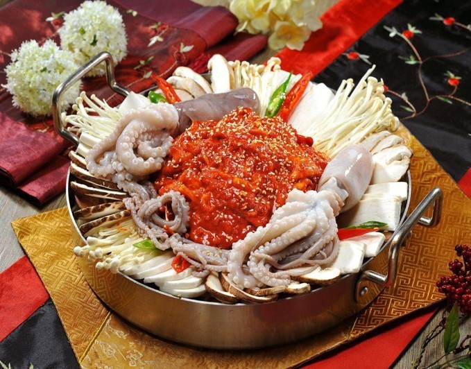 외바우 버섯낙불삼철판 음식사진