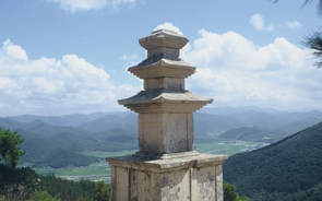 Gyeongju Namsan Yongjangsagok Samcheungseoktap(Three-story stone pagoda in Yongjangsa Valley)