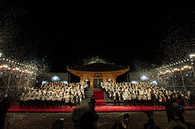 Grand chorus of 500 citizens at the Watch-night Bell Tolling Ceremony
