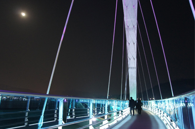 A night view of Mulneoul Bridge, in the middle of the moonlight walk at Bomunho Lake