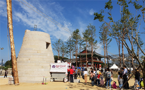 Reenacting the building of Cheomseongdae Observatory at the 2018 Silla Cultural Festival