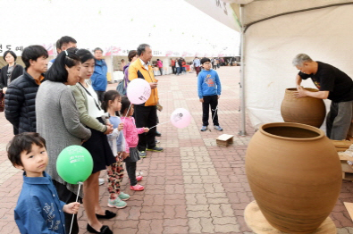 Demonstration of earthen pot making at the Silla Pottery Festival