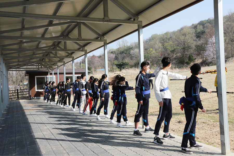 국선장에서 학생들이 활쏘기 체험을 하는 모습