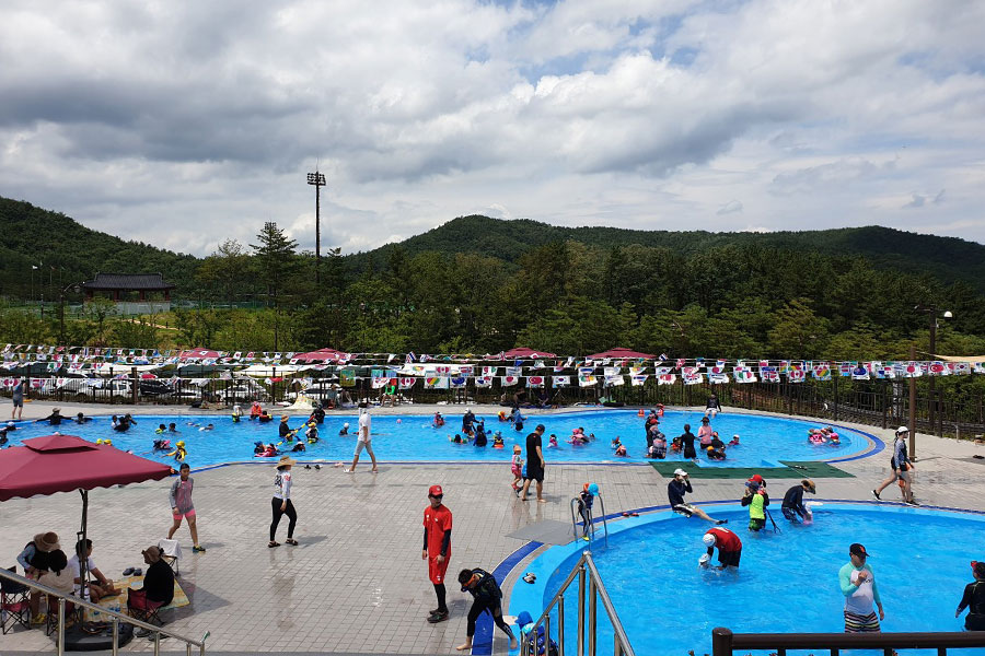 체험형 수영장에서 관광객들이 수영을 하는 모습