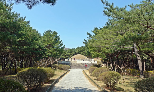김유신장군묘로 가는 길 끝에 보이는 묘