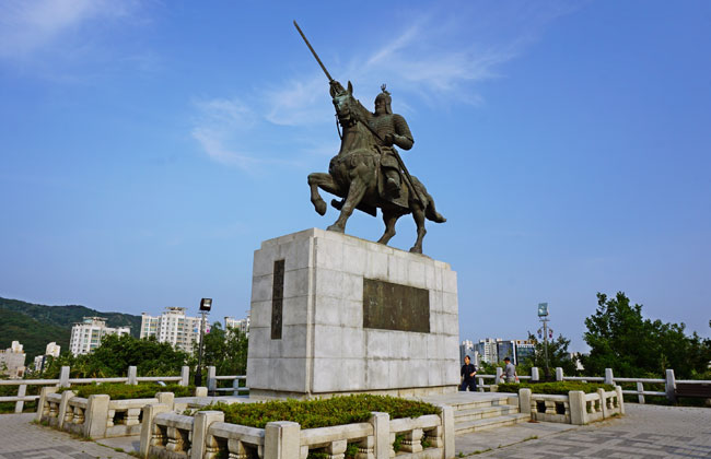 황성공원 김유신장군동상