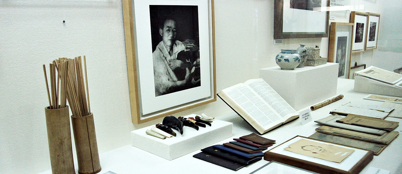 소설가 김동리의 유품이 전시되어 있는 모습