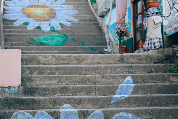 해국길 계단에 그려진 벽화