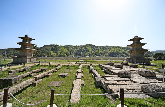 감은사지 동서삼층석탑 전경