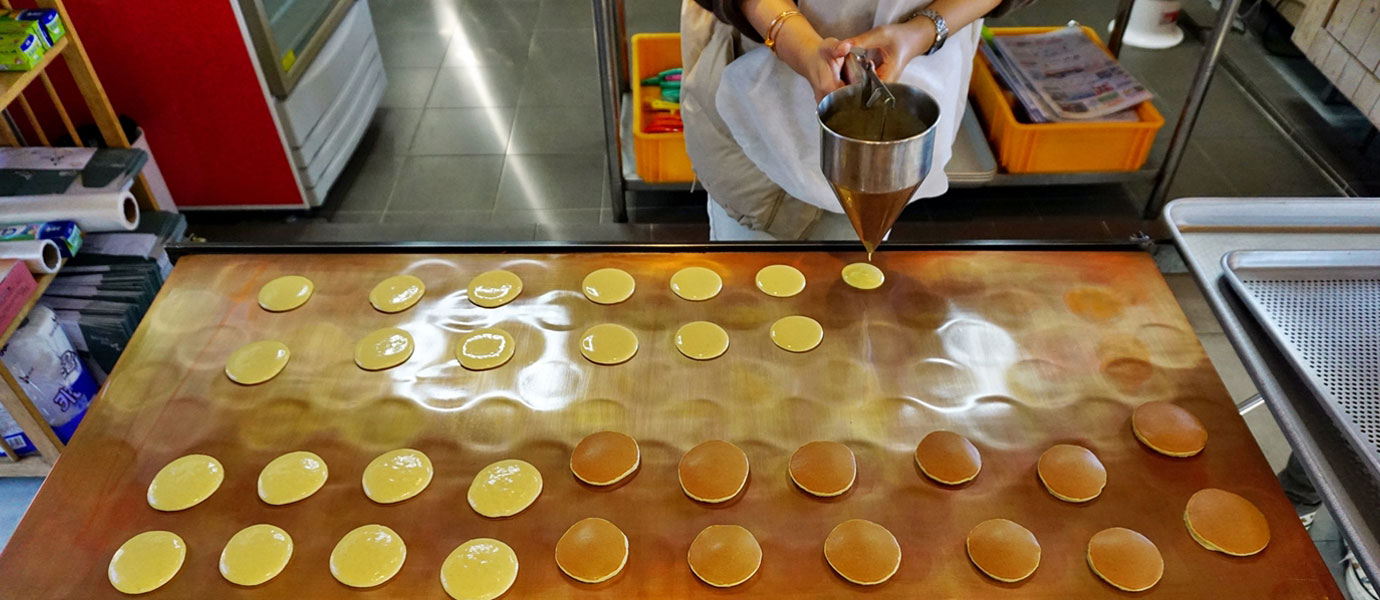 찰보리빵을 만드는 모습