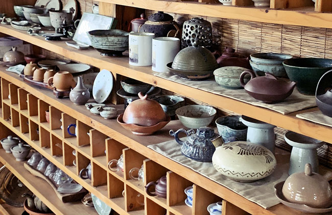 다양한 도자기가 놓여있는 모습