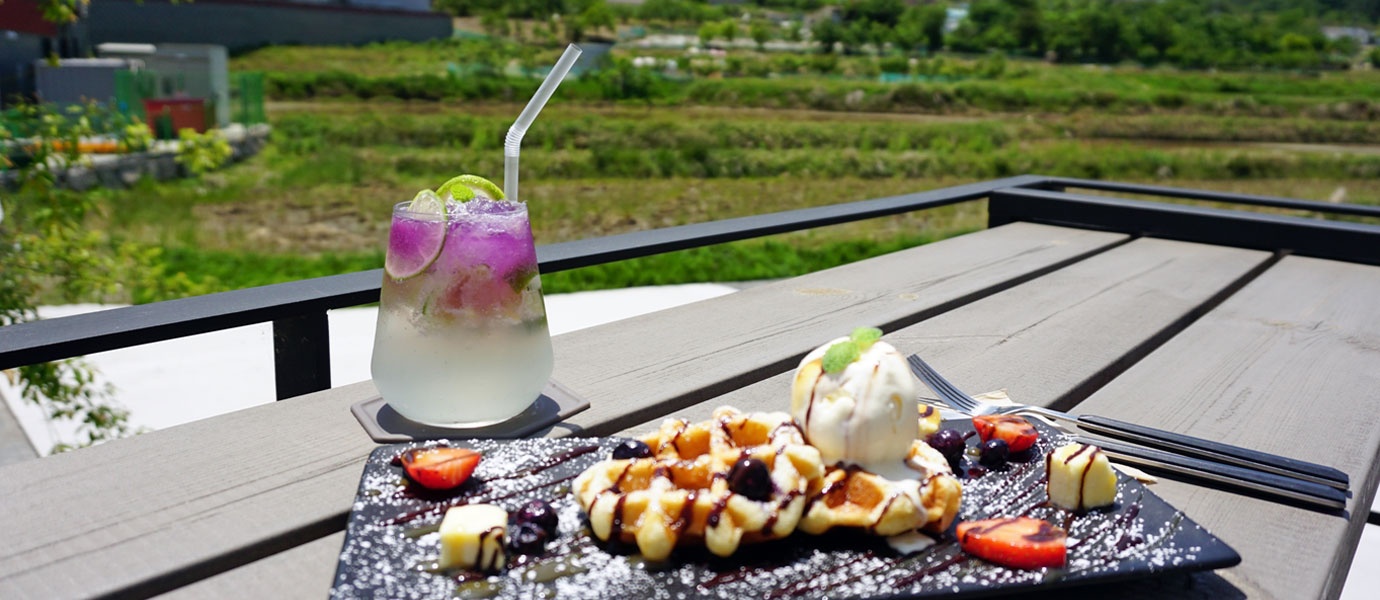 와플과 카페 플로어의 시그니처 메뉴 플로어 모히또