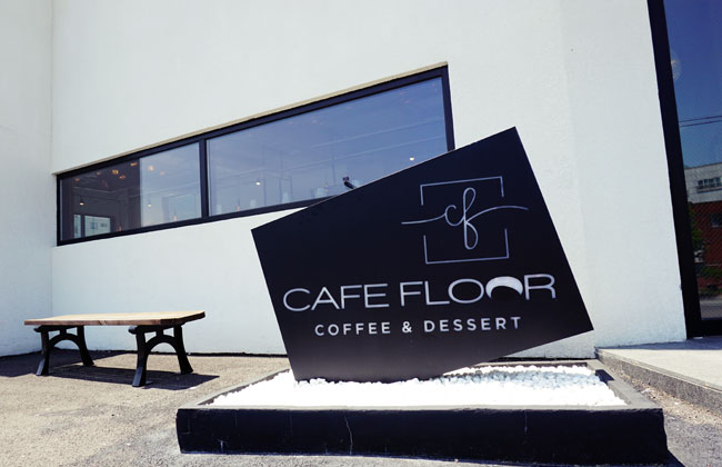 카페 플로워 입구 간판