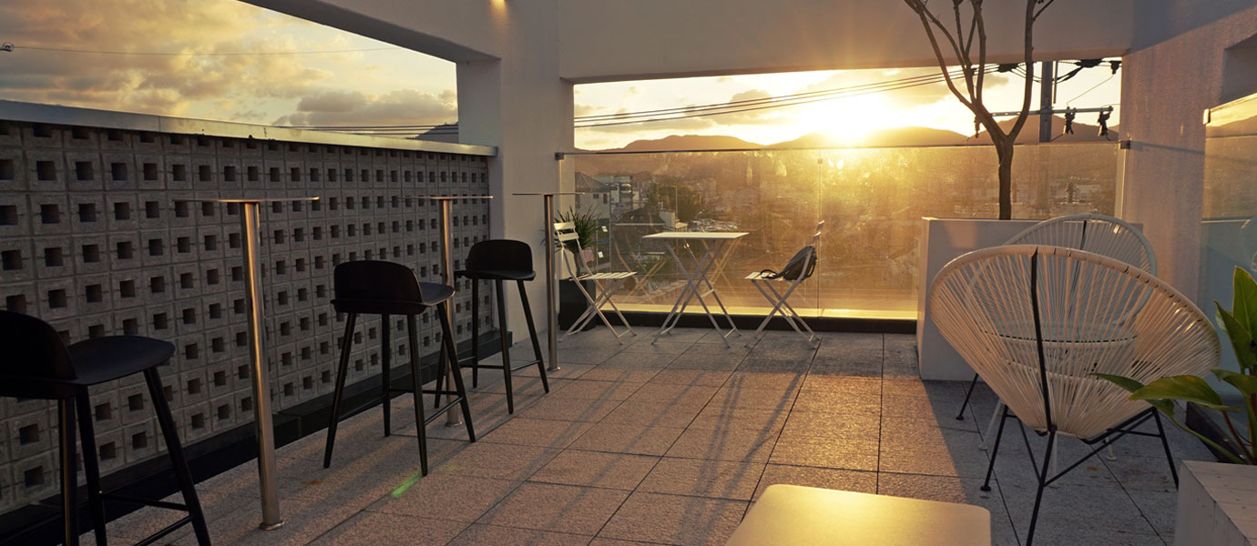 노을이 들어오는 카페 내부