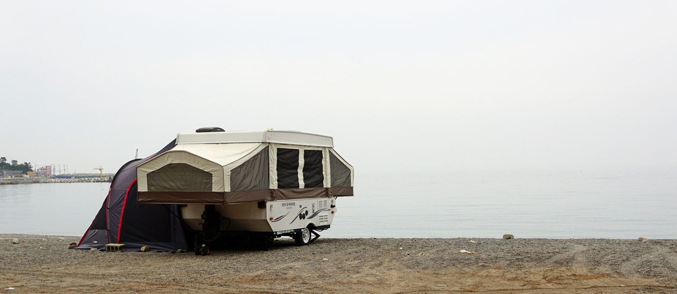 관성솔밭해변에 주차되어있는 캠핑카