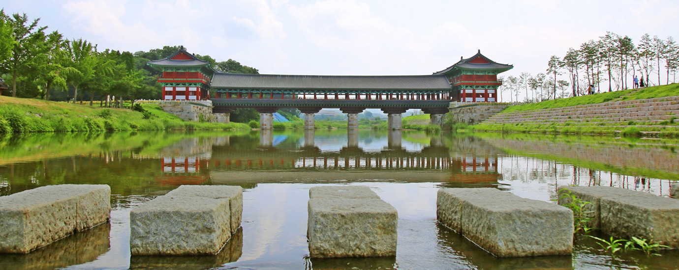 남천 위 월정교와 징검다리