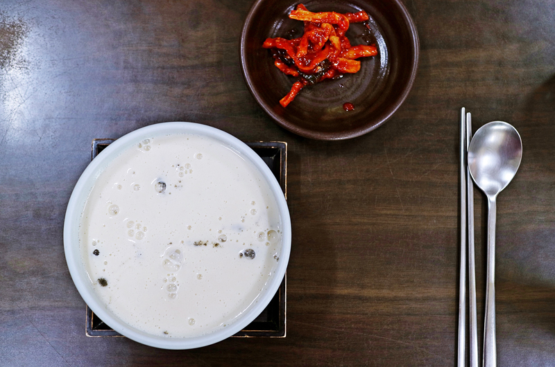 원조콩국의 대표 메뉴 ‘따뜻한 콩국’