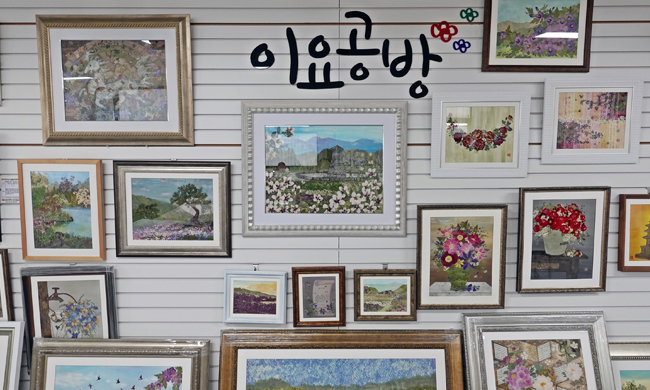 이요공방 내부 공간과 꽃누르미 작품들