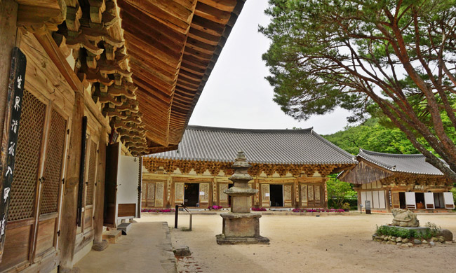 기림사 대적광전 전경