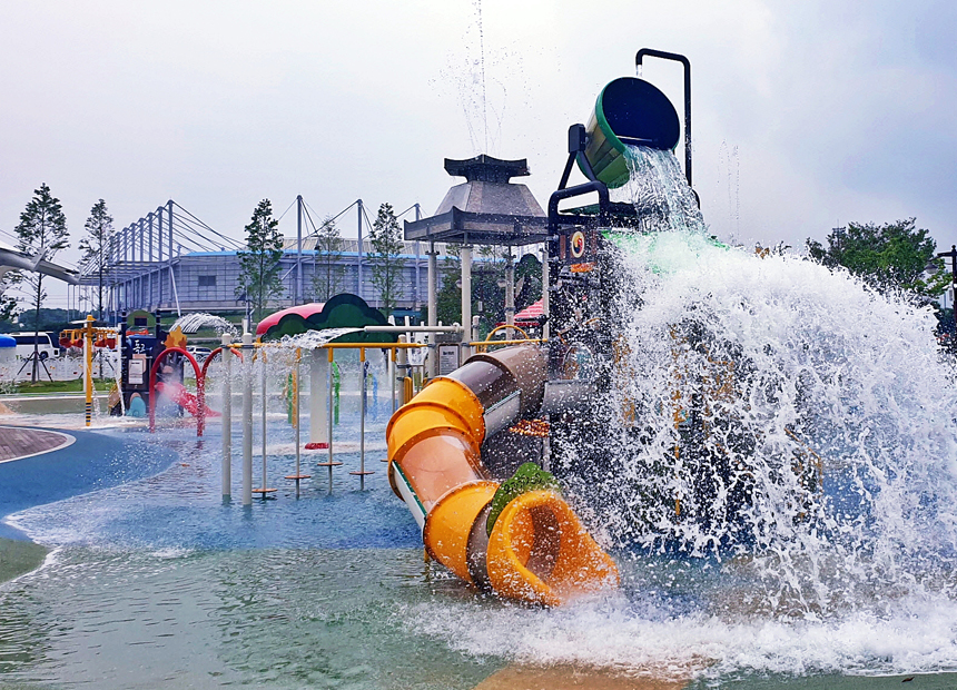 황성공원 야외 물놀이장 놀이기구에서 물이 떨어지는 모습