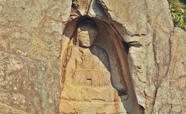 불곡 마애여래좌상과 동남산 가는 길 이정표