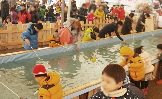 양남 눈썰매장 빙어 체험 모습