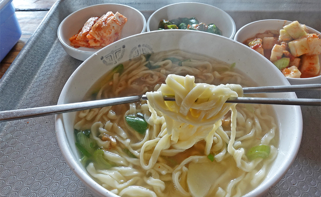 서빙된 금산재 칼국수