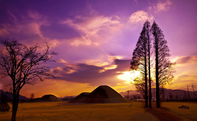 황남리 고분군의 해질녘(사진제공(김환준)_경주시 관광자원 영상이미지
