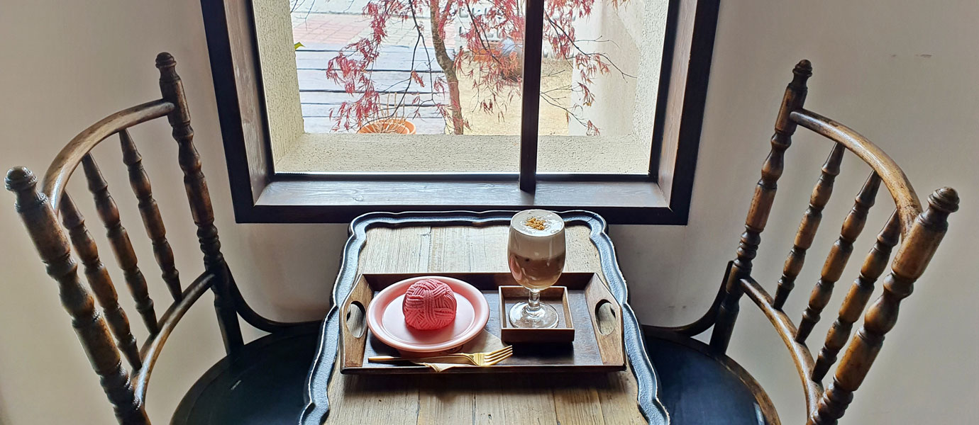 황남다락 내부 테이블 위 음료와 다과