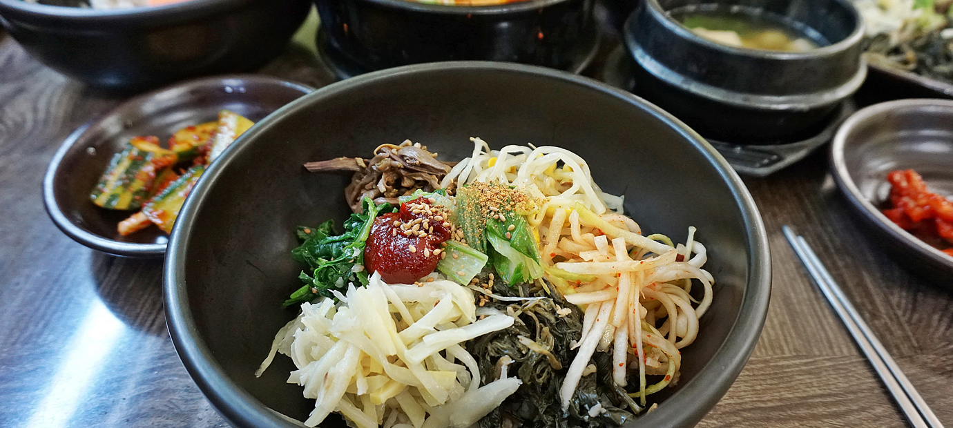 나물과 보리밥 한상 ‘옹기 보리밥’