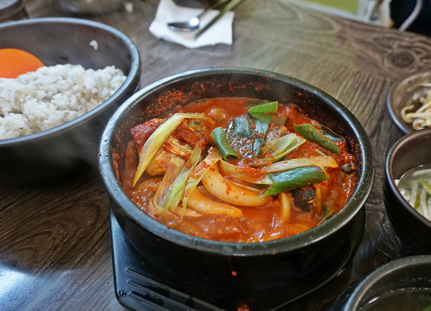 나물과 보리밥 한상 ‘옹기 보리밥’