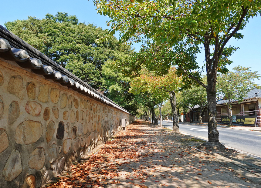 오릉 돌담길