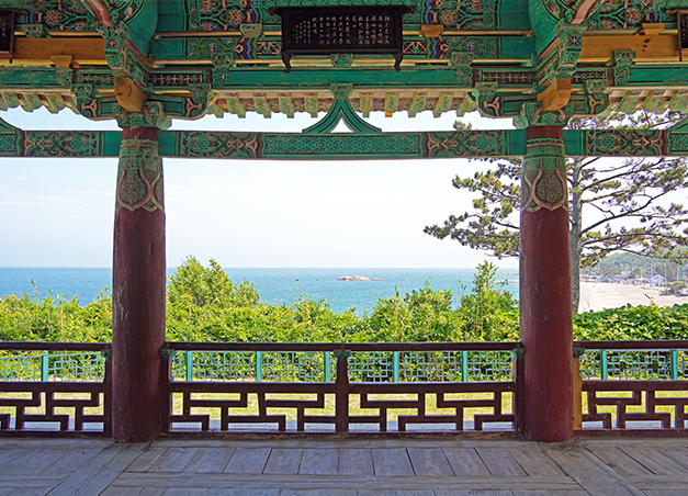 이견대에서 바라본 문무대왕릉