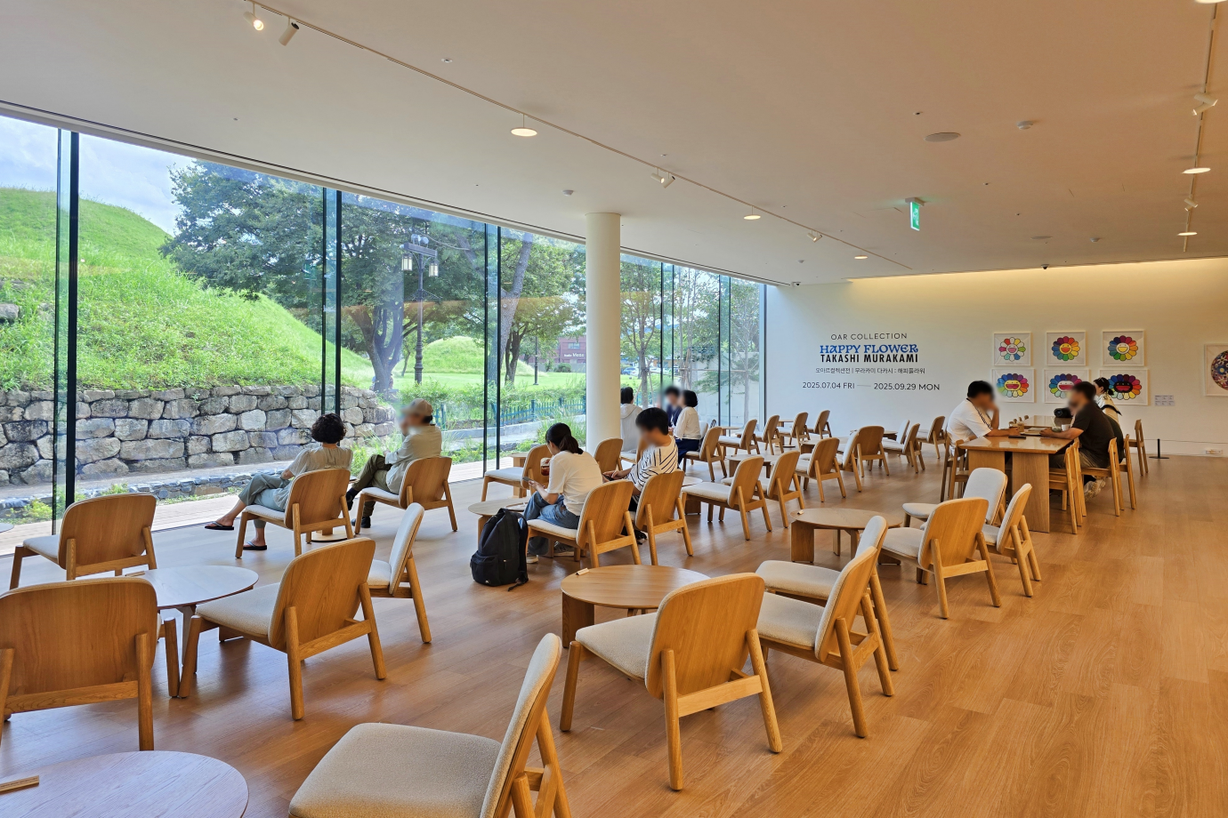 왕릉뷰를 바라보며 정리된 오아르미술관의 카페