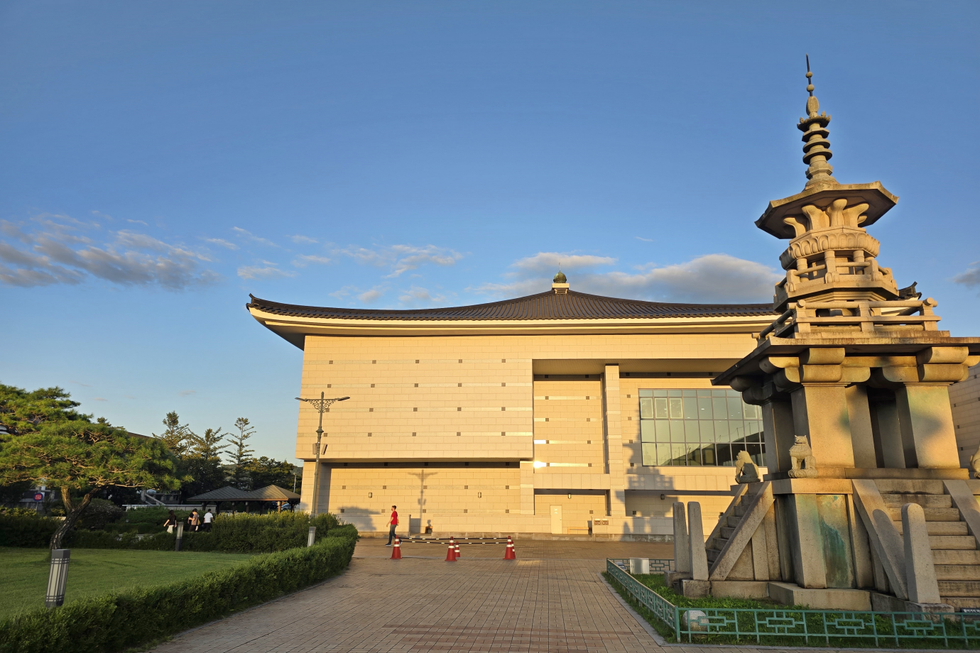 국립경주박물관 정원에서 바라본 신라미술관