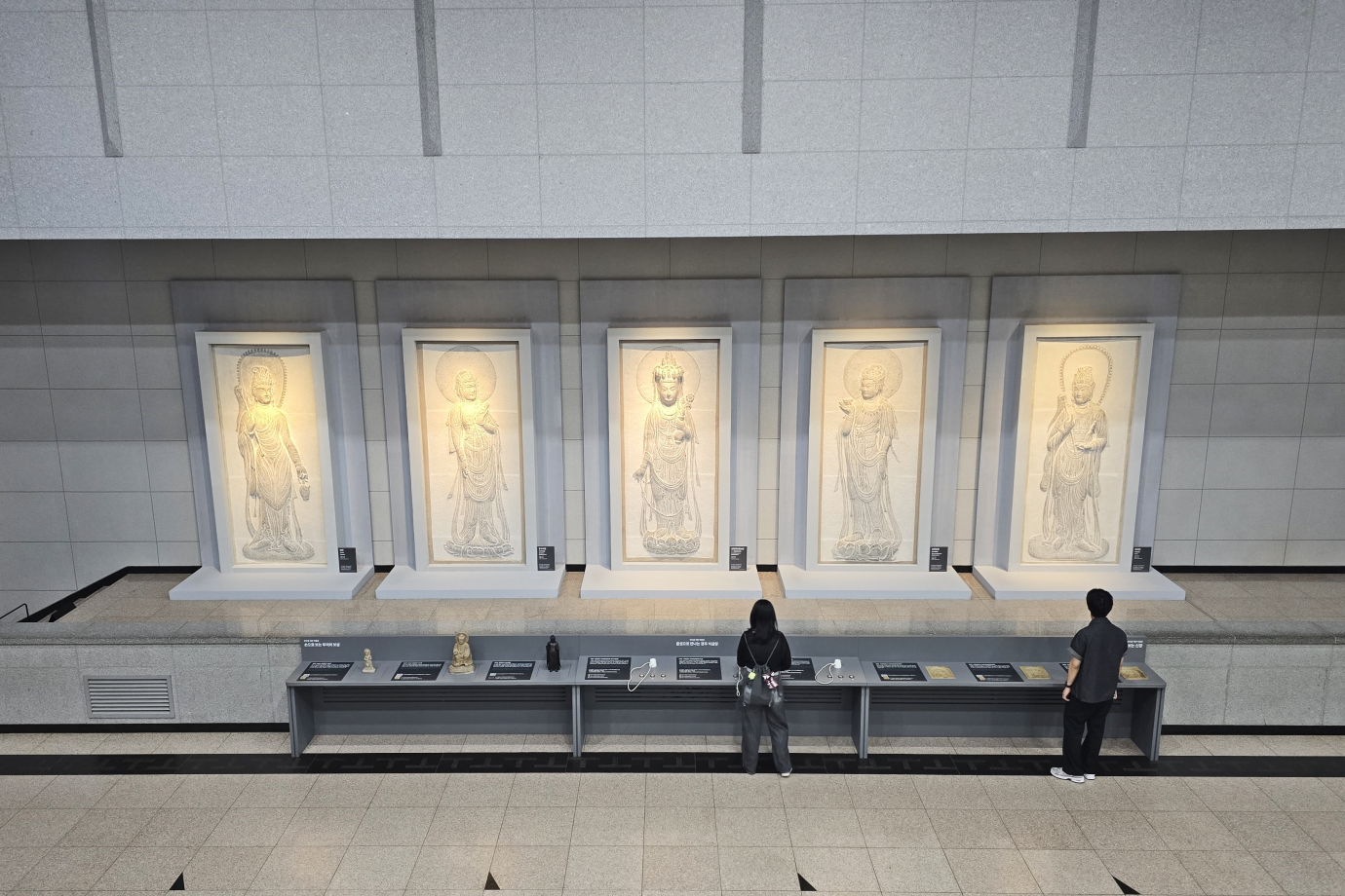 신라미술관 로비 석굴암의 보살들을 소개하고 있다