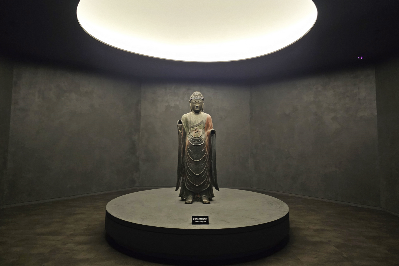 불교조각실의 백률사금동약사여래입상