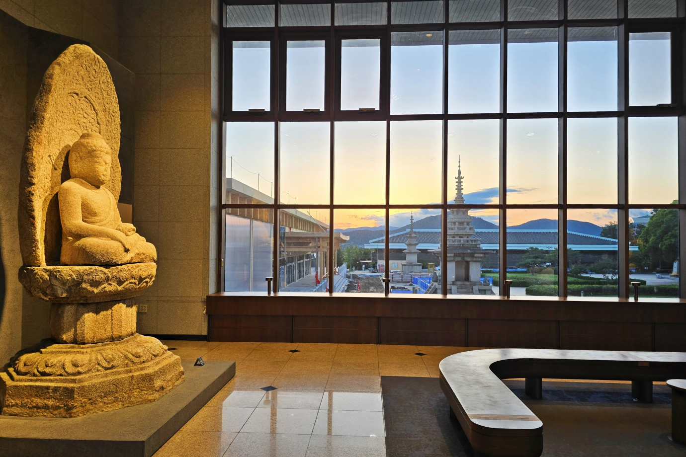 중간층 창으로 바라본 박물관 마당의 노을