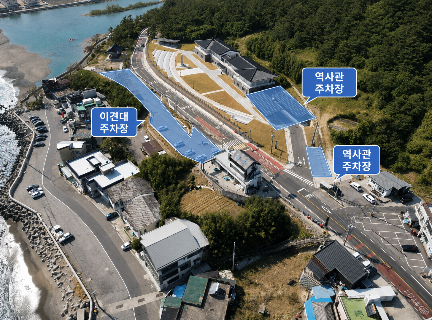 문무대왕 해양역사관 건물 우측에 역사관 주차장, 건물 정면 맞은편에 이견대 주차장이 있습니다.