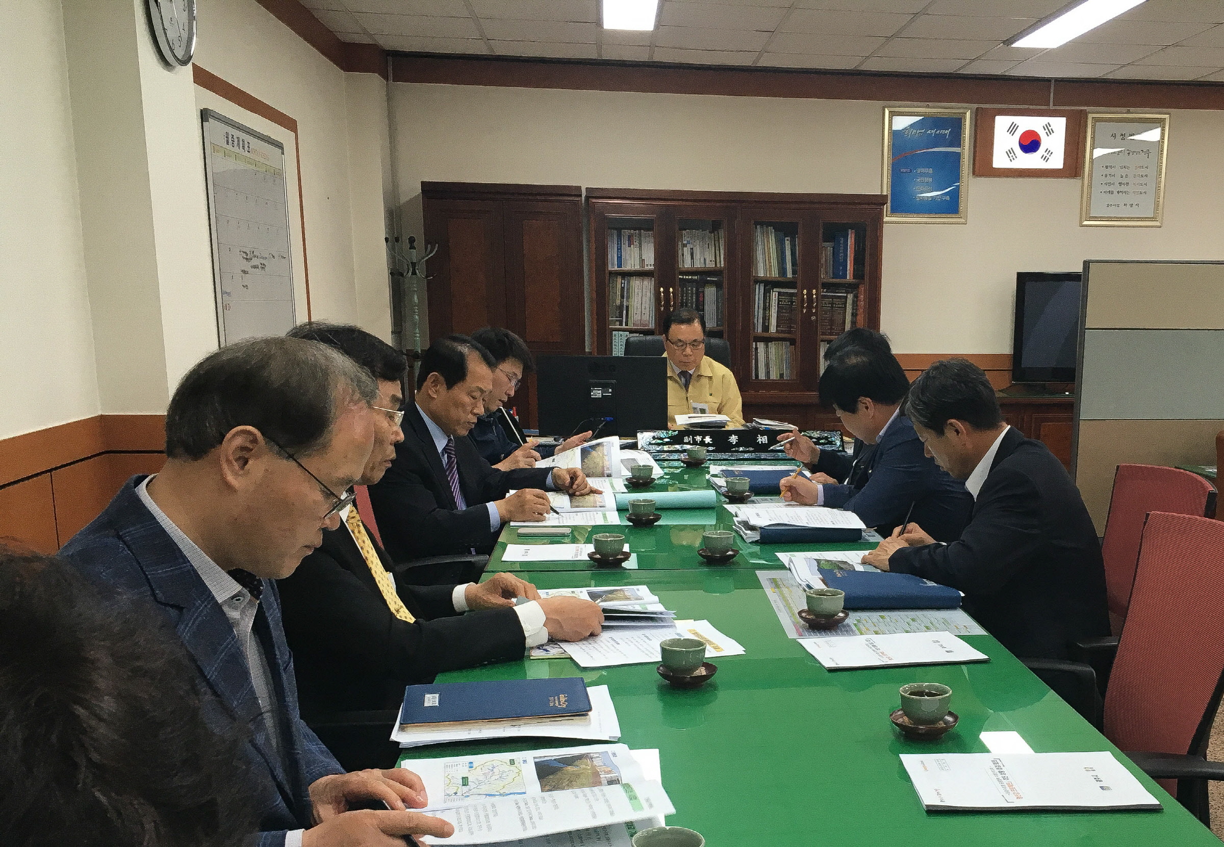 이상욱 경주시 부시장 외 관계자들이 모여 형산강을 근원으로 경주 · 포항 상생 모멘텀인 형산강 프로젝트 추진상황 점검에 나선 모습입니다.