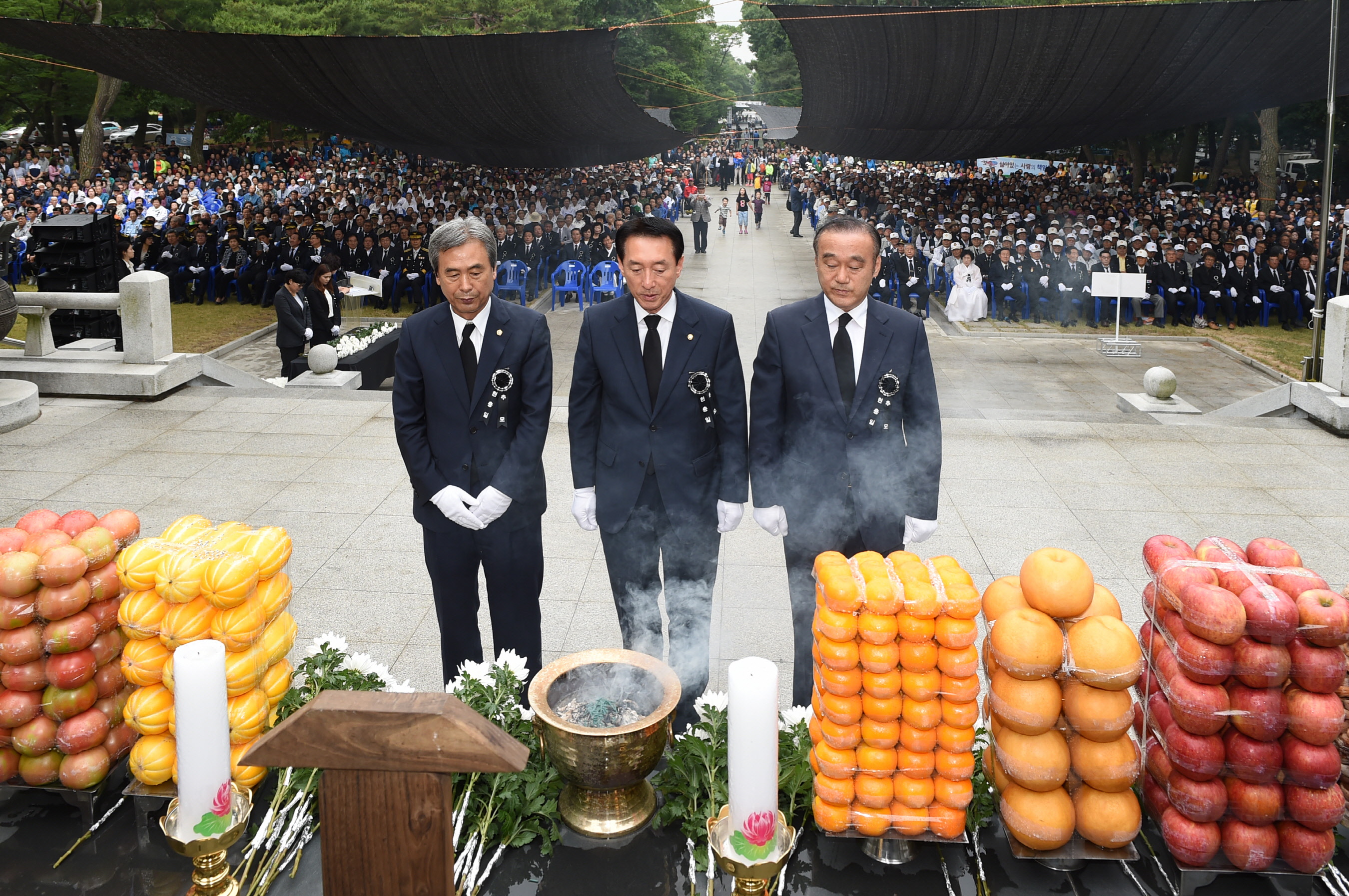 경주시에서 제61회 현충일 추념식 거행을 하는 모습입니다.
 행사에는 최양식 경주시장, 김석기 국회의원, 권영길 시 의장, 도·시의원, 각 기관 단체장, 전몰군경 유족, 학생, 군인, 유가족 등 5천여 명이 들이 함께하여 순열 및 전몰호국영령의 고귀한 넋을 기리려 참가하였습니다.