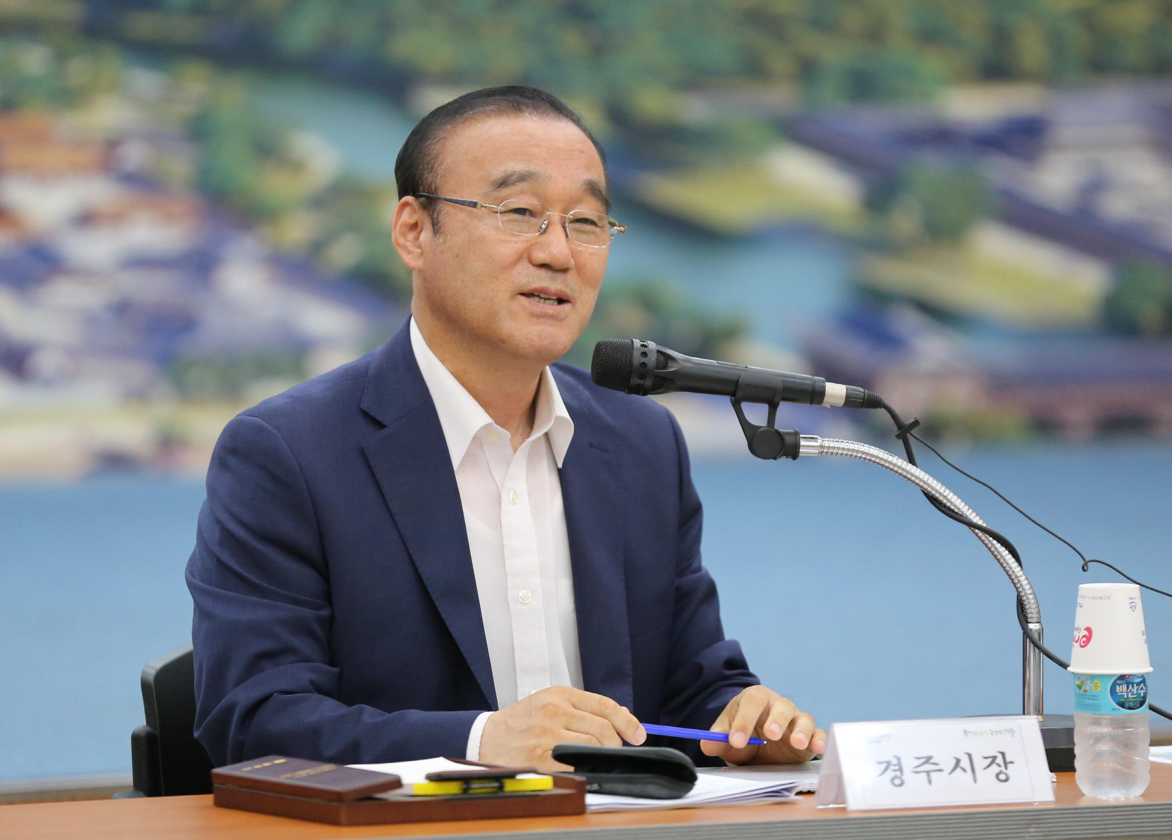 최양식 경주시장, 민선 6기 2주년을 즈음하여 언론인들과 함께 그간 성과와 향후 비젼을 제시하고 있다.