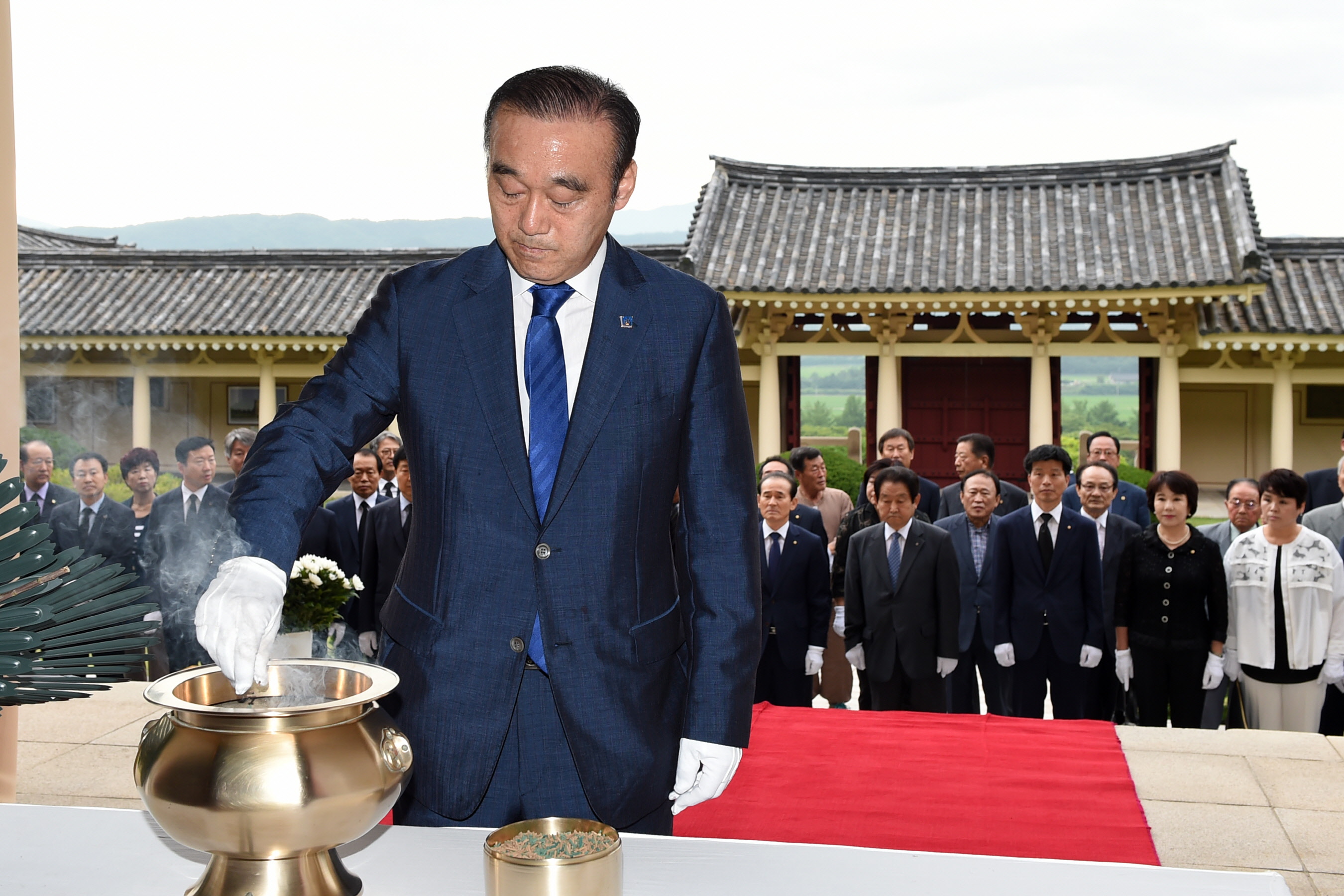 최양식 경주시장, 7.1일 민선 3기 시작 통일전을 찾아 헌화와 참배를 하고 있다.