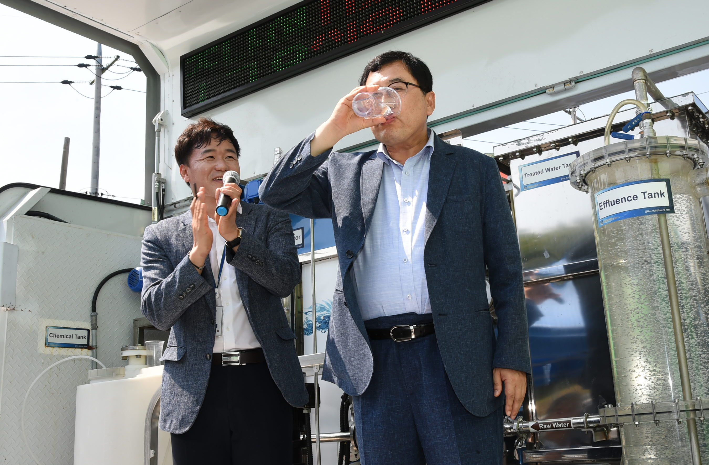 이동형급속수처리차량에서 정수된 하수 시음
