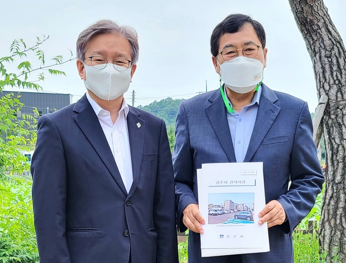 주낙영 경주시장이 10일 안동을 찾은 권칠승(사진 좌측) 중소벤처기업부 장관을 만나 경주 중심상가가 ‘상권 르네상스 사업’에 선정될 수 있도록 지원을 요청하고 있다