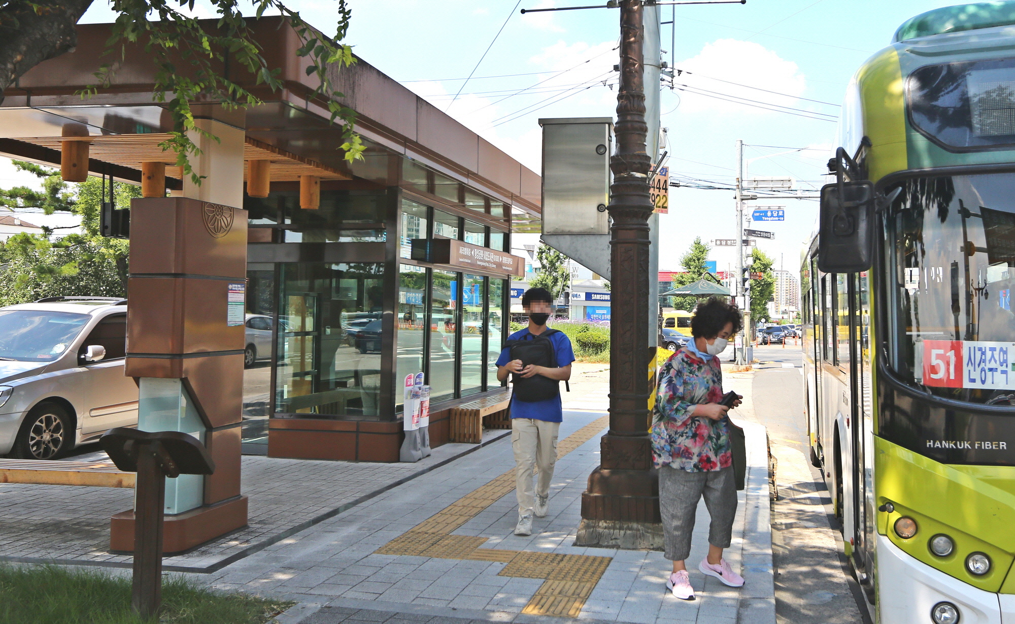 시립도서관 앞 미세먼지 안심 시내버스 정류장 실외 모습.