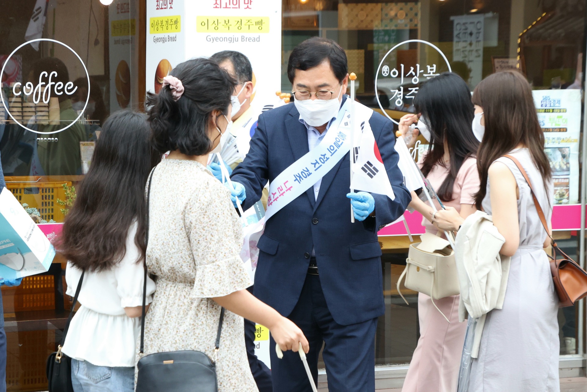 주낙영 경주시장이 지난 13일 제76주년 광복절을 맞아 국권회복을 경축하고 태극기의 올바른 게양을 통한 애국심을 드높이기 위해 태극기를 나눠주고 있다