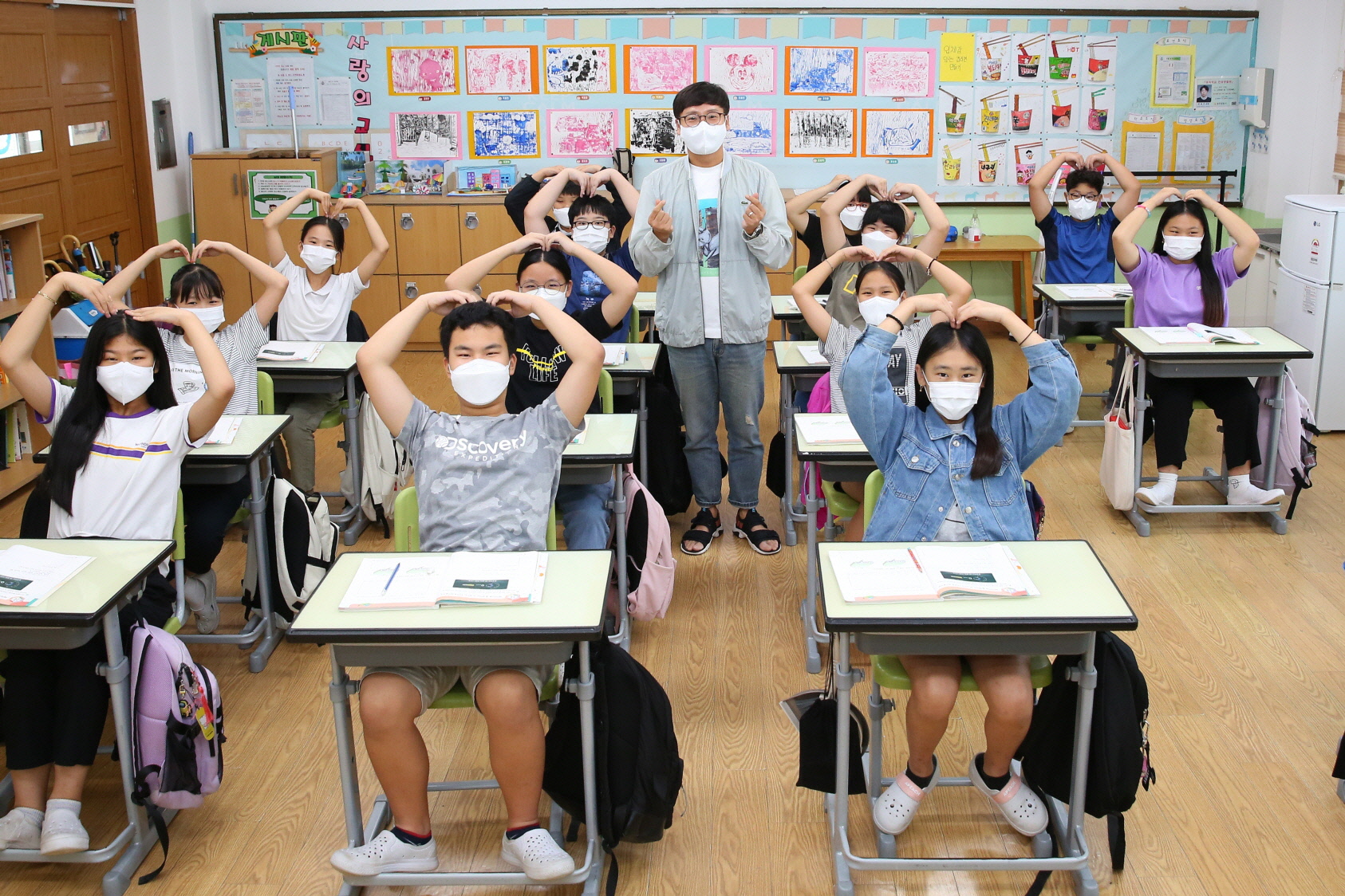 경주시 사정동 소재 신라초등학교 학생들이 지난 3일 수업을 마친 후 사랑의 하트를 만들어 보이고 있다.