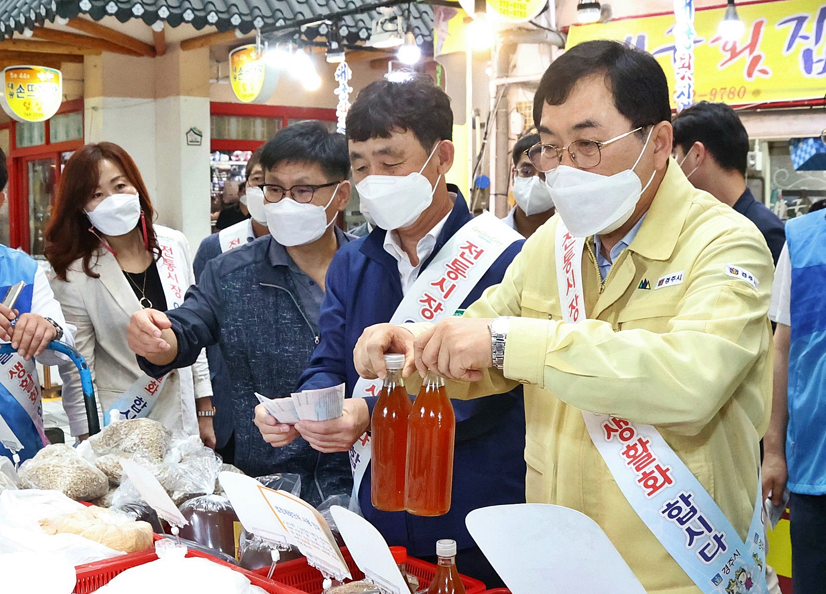 주낙영 경주시장이 추석명절을 앞둔 지난 15일 경주 중앙시장을 찾아 추석장을 직접 보고 있다.