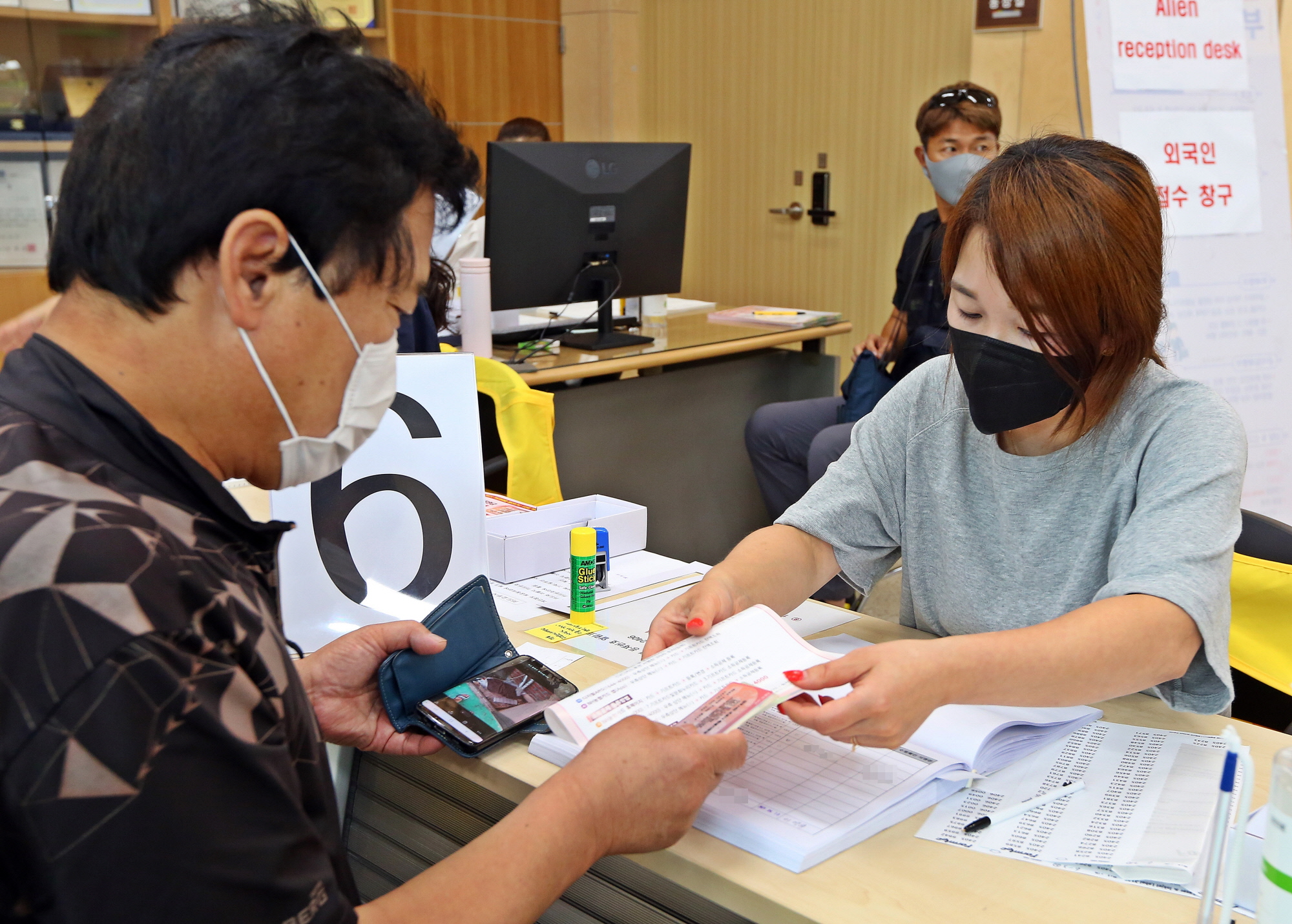 지난 15일 동천동 행정복지센터를 찾은 시민이 ‘경주시민 코로나특별지원금’ 선불카드를 수령하고 있다.